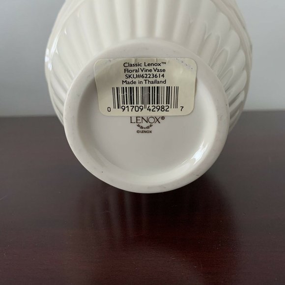 Lenox Classic Vase Floral Vine Ivory with gold - Picture 6 of 6